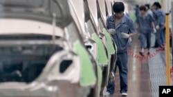 中国吉利慈溪基地的工人组装汽车。(资料照)