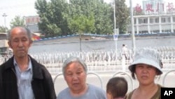 在去美使馆前合影,由左依次是;聂木妮、黄妙玉、聂丽娜