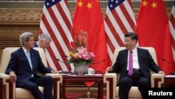 美国国务卿克里在第八轮美中经济与战略对话结束时与中国国家主席习近平交谈。(2016年6月7日)