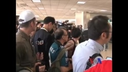 美国之音新闻: 陈光诚携家人抵达纽约 美国之音新闻: 陈光诚携家人抵达纽约