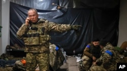 乌克兰武装部队总司令亚历山大·瑟尔斯基(Oleksandr Syrskyi)在乌东地区前线指挥战斗(资料照:2023年1月8日)
