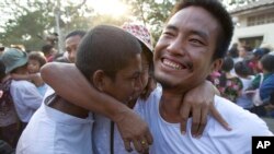 ၂၀၁၉ ဧပြီ ၁၇ ရက် ပြန်လွတ်လာသူနှစ်ယောက်နဲ့ မိခင်ဖြစ်သူတို့ တွေ့ဆုံပျော်ရွှင်နေကြပုံ။