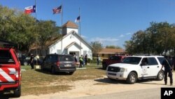 在德克萨斯州的萨瑟兰泉(Sutherland Springs),发生枪击案的教堂被警方封锁。(2017年11月5日)