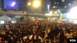 港府与抗议者之间的紧张对峙仍在继续,更多的街道被占。(美国之音图片/海彦拍摄)