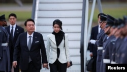 韩国总统尹锡悦与夫人2023年11月20日抵达伦敦访问。(路透社)
