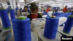 2017年1月5日,越南河内附近兴安省的一个服装厂工人在工作。