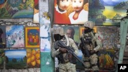 海地士兵在已故海地总统若弗内尔·莫伊兹居住的首都太子港地区巡逻。(2021年7月7日)