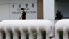 香港民主活动人生黄之锋获保释后离开香港警署,他因被控参加去年未获警方批准的集会而被捕。(2020年9月24日)