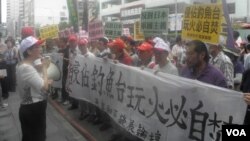 示威者在台北呼吁台湾与中国大陆联合保钓(美国之音叶兵拍摄)