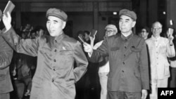 1967年5月,在北京的一次会议上,5位高官列队,举着毛语录。林彪(1907-71)在前,周恩来(1898-1975)随后。
