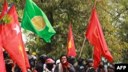 မုံရွာသပိတ်အတွင်း ကိုဝေမိုးနိုင် မိန့်ခွန်းပြောခဲ့စဉ် (ဓာတ်ပုံ-AFP)