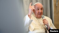 "Я не мав на думці імперіалізм, коли це сказав. Я говорив про культуру", – сказав Папа Римський на борту літака, який повертався з Монголії. Фото: Vatican Media/via REUTERS