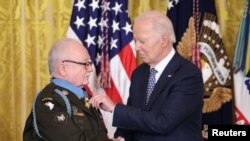 Tổng thống Hoa Kỳ Joe Biden trao Huân chương Danh dự cho cựu quân nhân Kenneth J. David vì những hành động can đảm trong Chiến tranh Việt Nam, trong một buổi lễ tại Nhà Trắng ở Washington, Hoa Kỳ, ngày 3/1/2025.
