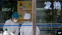 在北京一家医院的高烧门诊部,护士正收集病人的血液样品(资料图片)