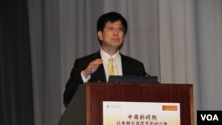 俞可平在研讨会上(美国之音海彦拍摄)
