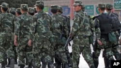 资料照片: 2011年8月4日,武装警察在新疆喀什维吾尔族地区巡逻
