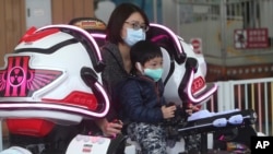 游客在台湾台北市台北儿童游乐园戴上口罩,以防止新的冠状病毒传播。(2020年4月11日)