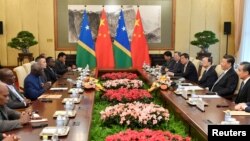 所罗门群岛总理索加瓦雷在北京钓鱼台国宾馆与中国国家主席举行会谈。(2019年10月9日)