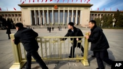 习近平表扬国家安全部门官员的地点北京大民大会堂。在中国人大会议期间,便衣警察在人大会堂外面放置栅栏(2015年4月4日)