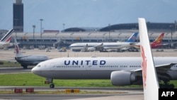 美国联合航空公司的波音777飞机2018年7月25日在北京机场等候起飞。
