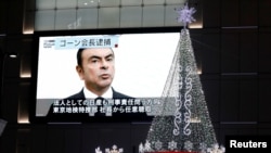 在日本东京街头的一个大型电视屏幕上播放有关日产汽车公司前董事长卡洛斯·戈恩被逮捕的新闻。 (2018年11月21日)
