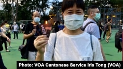 香港市民吴小姐身穿自己设计写上“人民不会忘记”的衣服参与六四31周年维园烛光集会,她表示今年的烛光是特别的,象征香港人不会被专政任意宰割 (美国之音/汤惠芸)