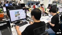 ဟောင်ကောင် Apple Daily သတင်းစာတိုက်က သတင်းထောက်တွေ အလုပ်ခန်း။ (မေ ၁၁၊ ၂၀၂၁)