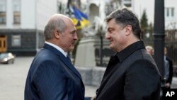 Президент Петро Порошенко вітає президента Білорусі Олександра Лукашенка під час його візиту до Києва, 21 грудня 2014 р.