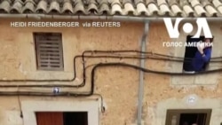 Поліцейські в Іспанії співають пісні для сімей на карантині. Відео Поліцейські в Іспанії співають пісні для сімей на карантині. Відео
