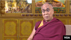 流亡西藏精神领袖达赖喇嘛在印度拉达克地区列城接受美国之音藏语组主任洛桑嘉措的专访。(2014年6月29日)
