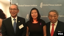 台裔联邦众议员孟昭文与台湾驻美代表高硕泰(右边蓝领带)、全球台湾研究中心董事长赖义雄(左边红领带)
