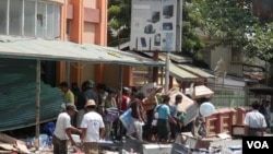 人们在发生族群骚乱的缅甸中部城市密铁拉抢劫商店(美国之音罗尼.迎拍摄)