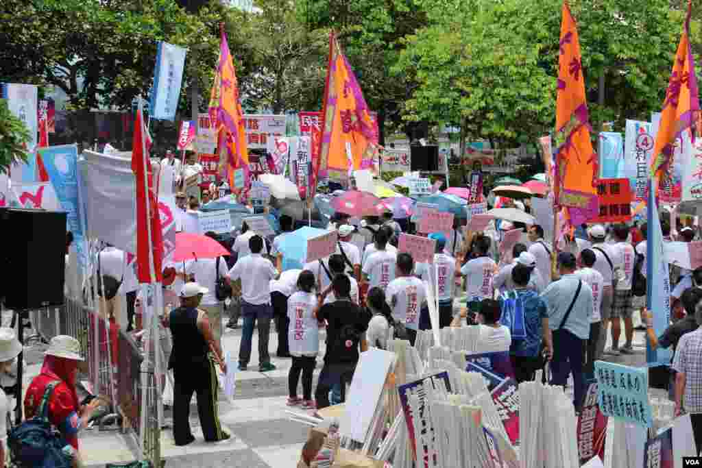 支持和反对政改的民众在立法会外集会造势 (博讯/美国之音图片 )
