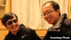 陈光诚与胡佳在北京某地会面。(曾金燕提供)