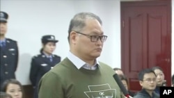 资料照:视频截图显示台湾人权工作者李明哲在中国湖南岳阳中级法院出庭。(2017年11月28日)