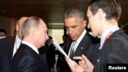 美国总统奥巴马和俄罗斯总统普京在北京的APEC峰会期间交谈(2014年11月11日)