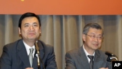新闻局长杨永明 (左), 行政院长陈冲 (右)