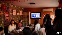 一群在美国大学学习的中国学生在北京某公寓观看美国总统大选的在线直播。(资料照片:2020年11月4日)
