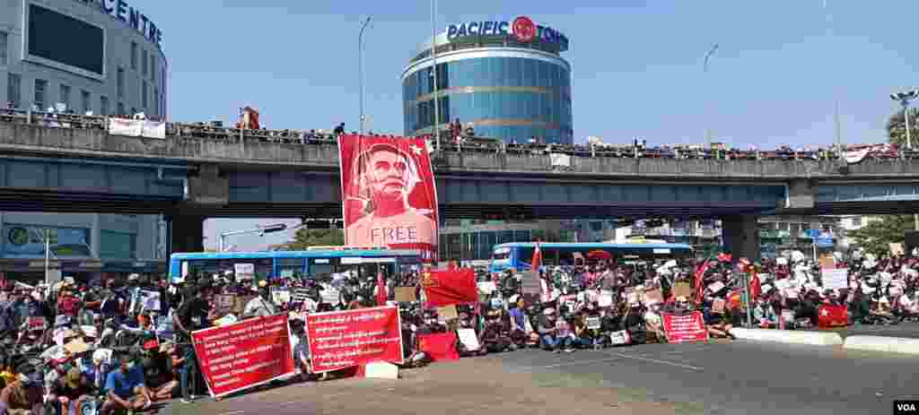 ရန်ကုန်မြို့ လှည်းတန်းအနီး စစ်အာဏာဆန့်ကျင် ဆန္ဒပြပွဲ မြင်ကွင်း။