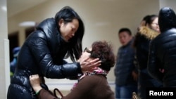 在治疗上海践踏事件受伤者的医院里,受害者家人焦急等待(2015年1月1日)