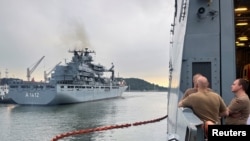 水手们观看德国海军补给舰法兰克福号进入韩国仁川港口。(2024年9月6日)