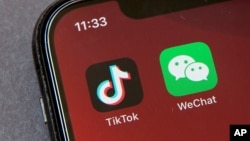 资料照片:手机上的TikTok和微信应用程序。