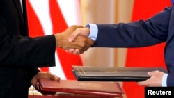 美俄领导人2010年4月8日签署新削减战略武器条约(New START Treaty)(路透社资料照)