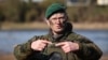 Генерал Александер Кроне, командир 37-ї бронепіхотної бригади Збройних сил Німеччини бере участь у міжнародних військових навчаннях НАТО "Wettiner Schwert 2024", Німеччина, 26 березня 2024. Ronny Hartmann/AFP