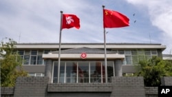 中国国旗和香港特区旗帜在港府办公楼前飘扬。(2020年6月30日)