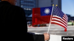 台湾总统蔡英文2017年1月14日过境加州时,一个人手握美国国旗和台湾青天白日满地红旗,对蔡英文和台湾表示支持(资料照)