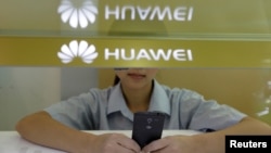 中国湖北省武汉市,一名销售助理在华为展位的柜台后面