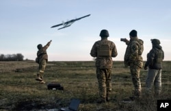 资料照:乌克兰士兵放飞无人机攻击顿涅茨克地区的俄军阵地。(2022年12月15日)