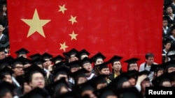 上海复旦大学毕业生在毕业典礼上(资料照:2013年6月28日)