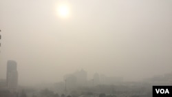 2016 年12月20日13时,雾霾掩映下的北京东长安街建国门立交桥。(美国之音叶兵拍摄)